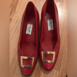 Im selling this autentic Escada shoes
is size 38 1/2 and fits like 38 
Like new